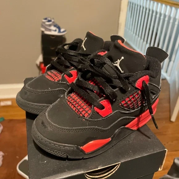 Jordan 4 - Picture 2 of 3